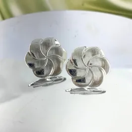 BRINCO FLOR POLIDA COM DETALHES ESPIRAL