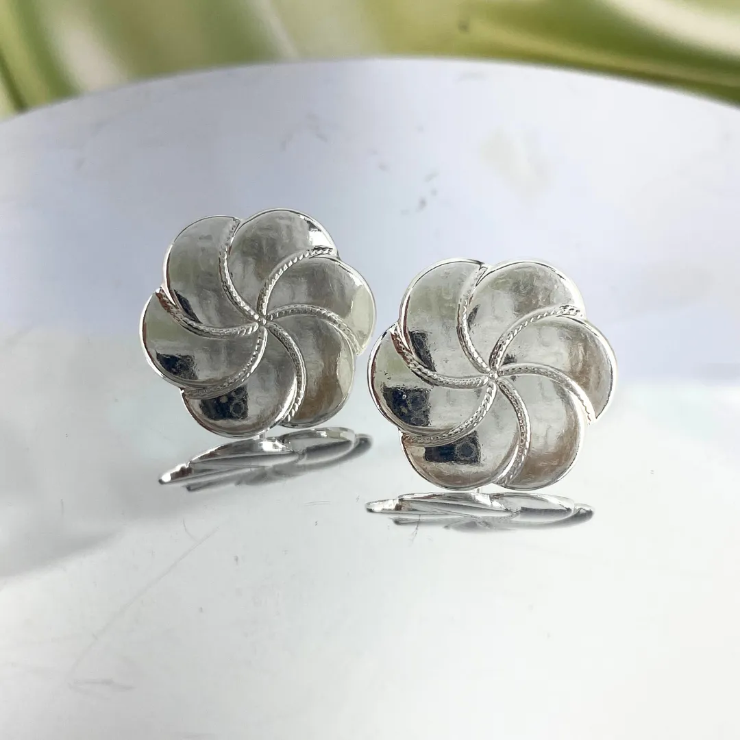 BRINCO FLOR POLIDA COM DETALHES ESPIRAL